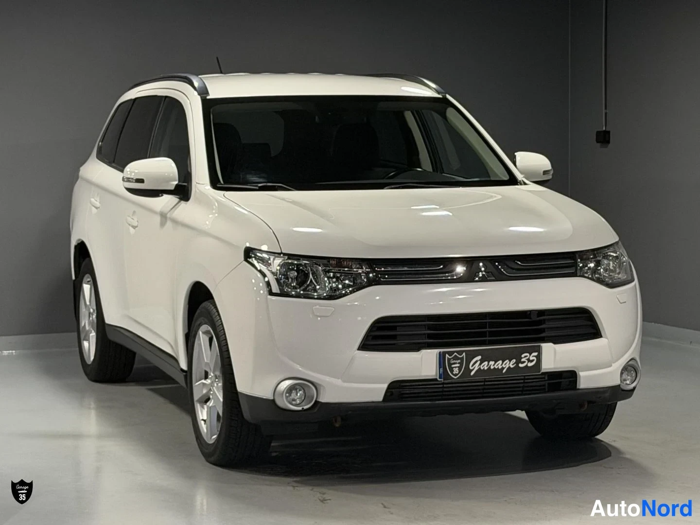 Valkoinen Mitsubishi Outlander 2013, etuviisto, keula oikealle, kuva 2
