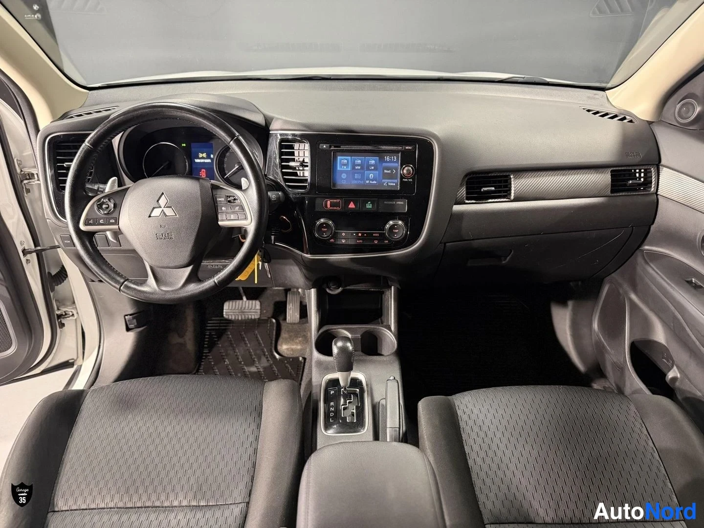 Valkoinen Mitsubishi Outlander 2013, ohjaamo, kuva 12