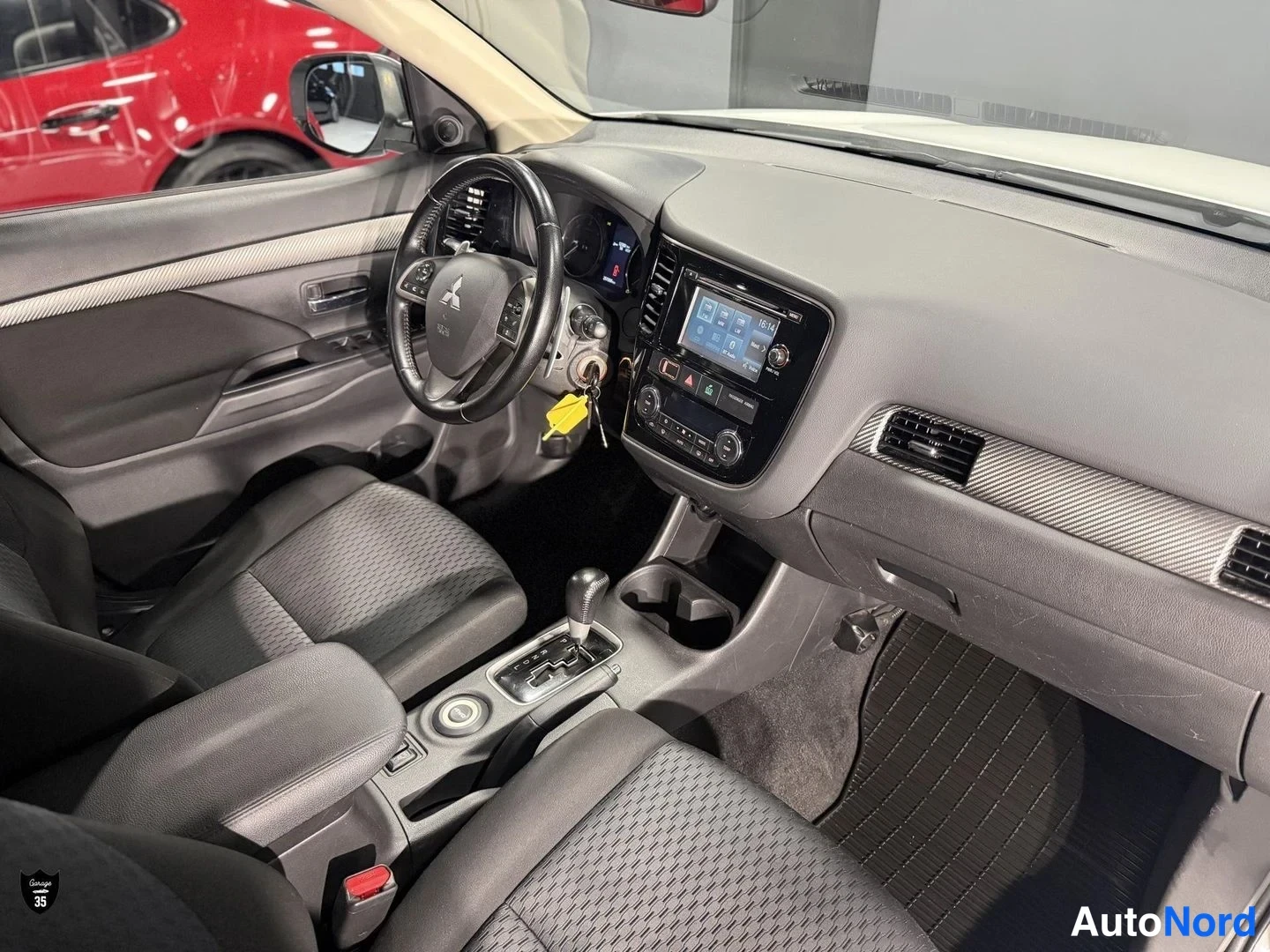 Valkoinen Mitsubishi Outlander 2013, ohjaamo, kuva 13