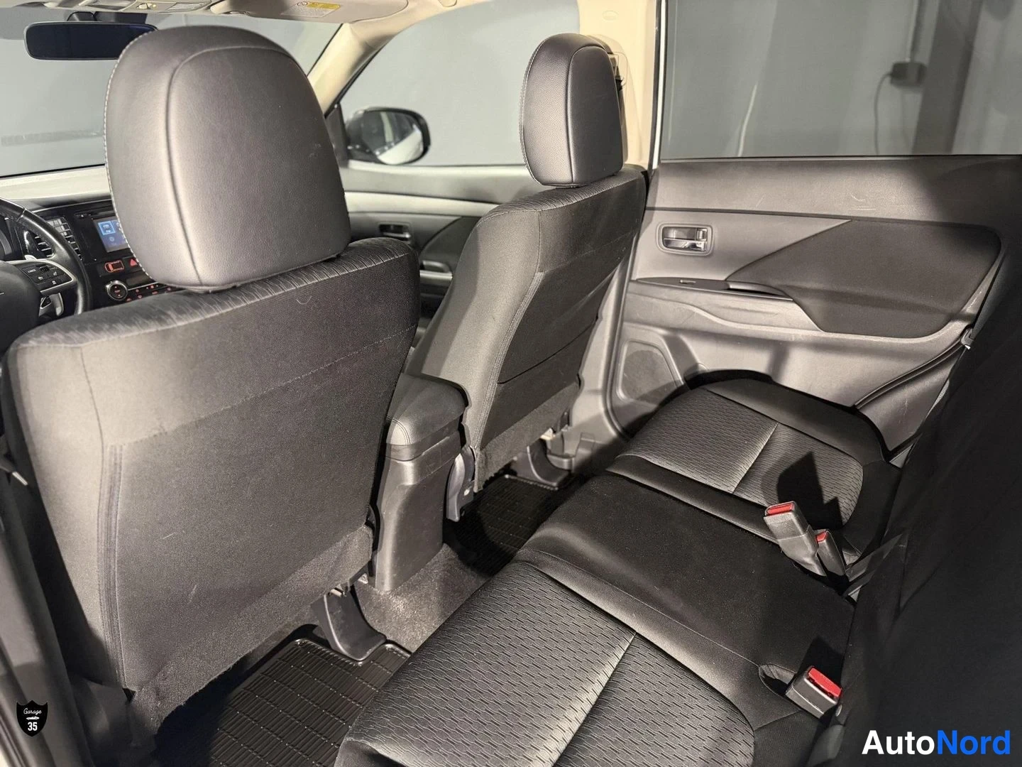 Valkoinen Mitsubishi Outlander 2013, takaistuimet, kuva 14