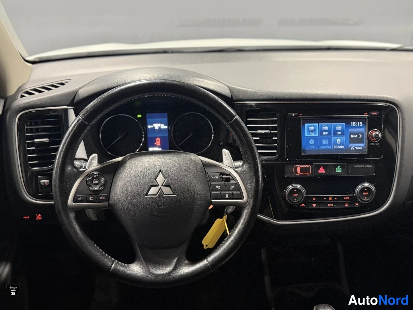 Valkoinen Mitsubishi Outlander 2013, ohjaamo, kuva 10