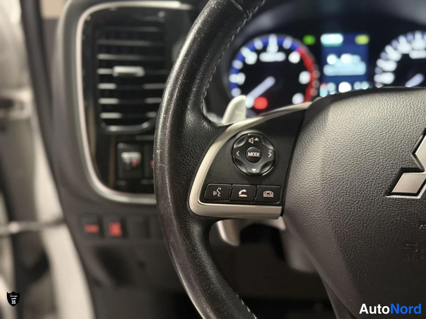 Valkoinen Mitsubishi Outlander 2013, yksityiskohta, kuva 17