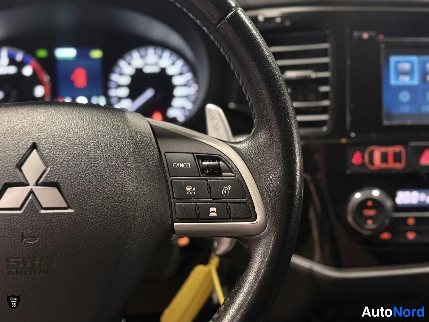 Valkoinen Mitsubishi Outlander 2013, yksityiskohta, kuva 18