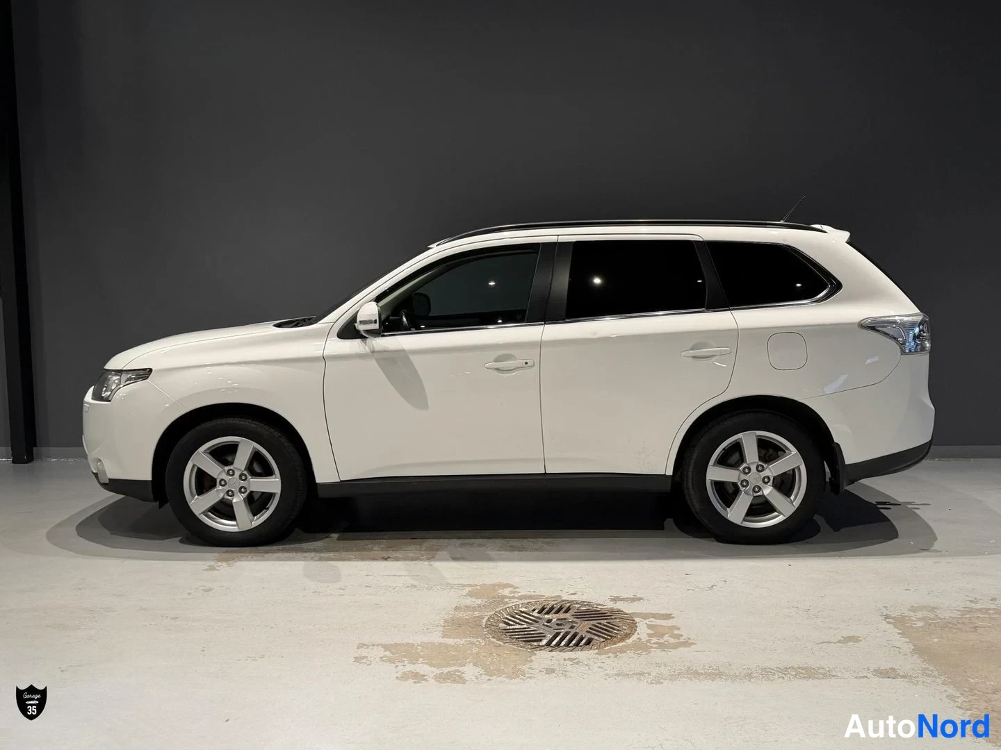 Valkoinen Mitsubishi Outlander 2013, sivulta, kuva 5