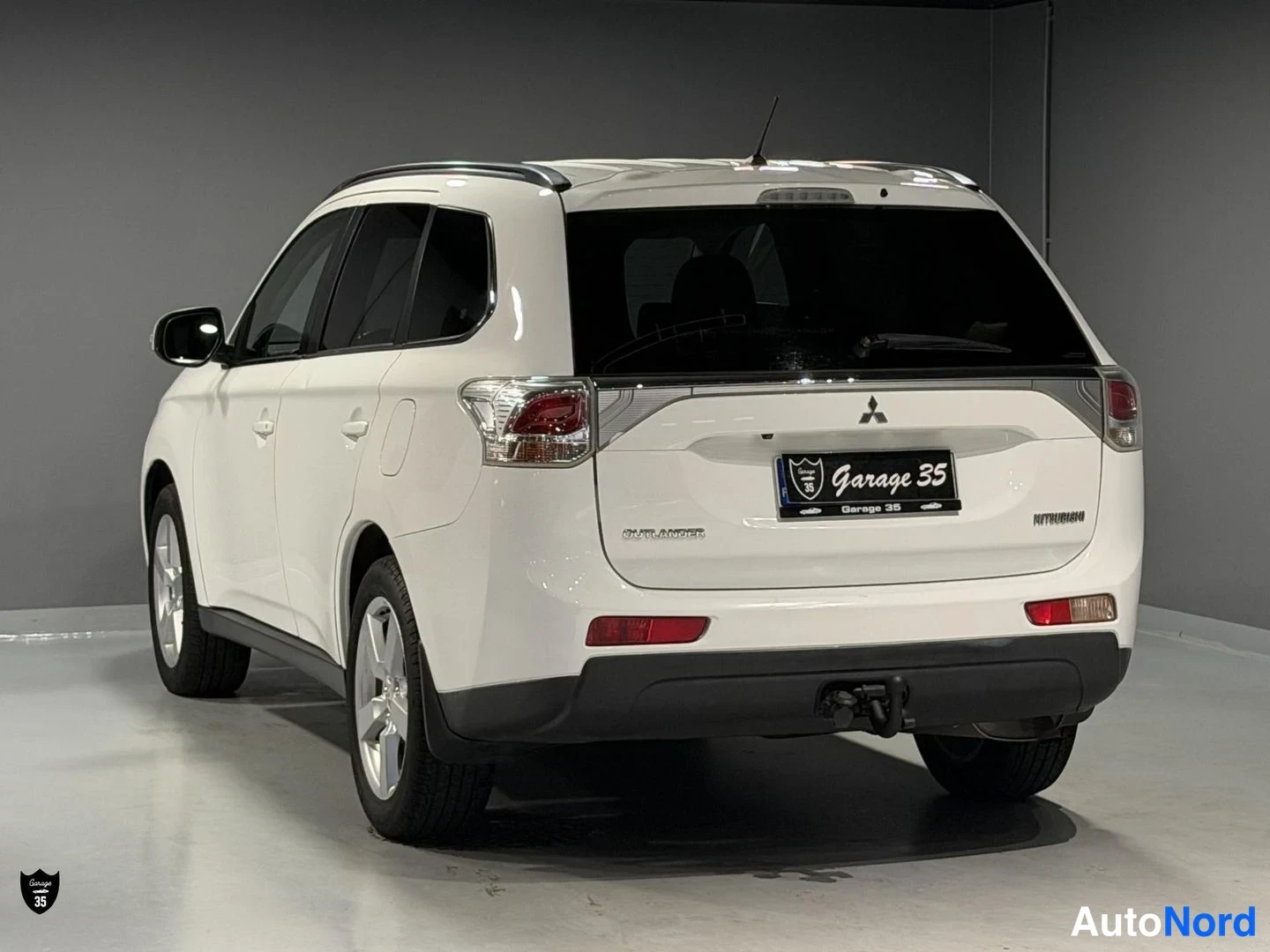 Valkoinen Mitsubishi Outlander 2013, takaviisto, kuva 7
