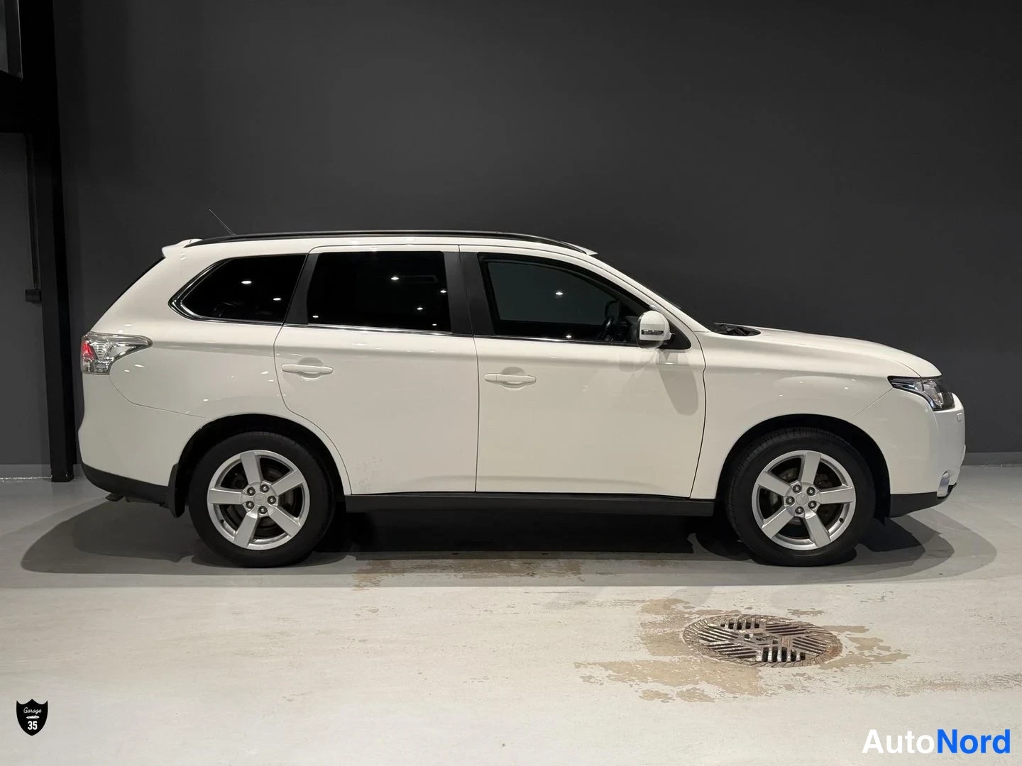 Valkoinen Mitsubishi Outlander 2013, sivulta, kuva 6