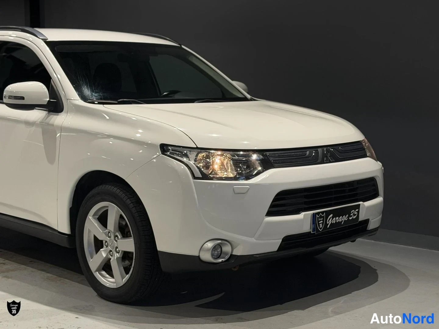 Valkoinen Mitsubishi Outlander 2013, etuviisto, keula oikealle, kuva 3