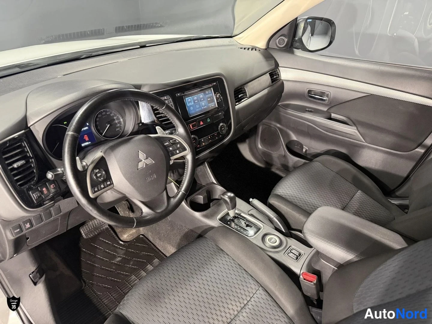 Valkoinen Mitsubishi Outlander 2013, ohjaamo, kuva 11