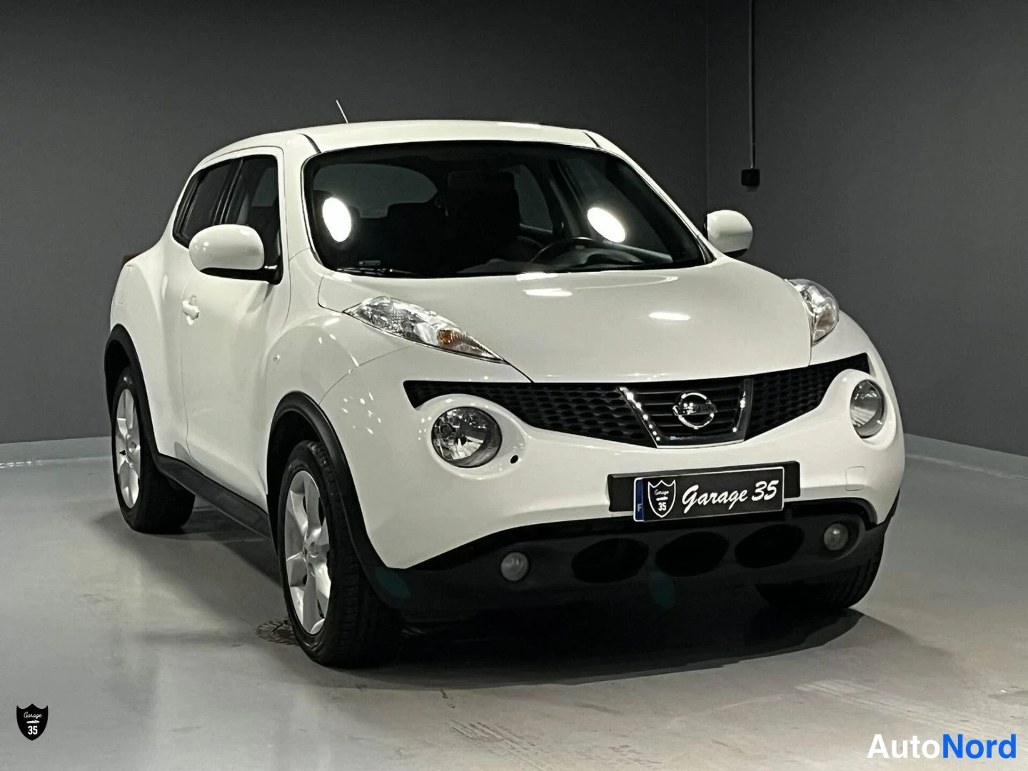 Valkoinen Nissan Juke 2011, etuviisto, keula vasemmalle, kuva 2