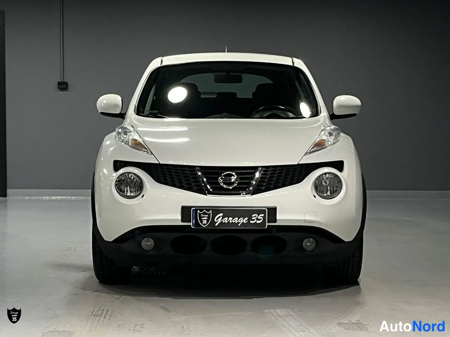 Valkoinen Nissan Juke 2011, edestä, kuva 3