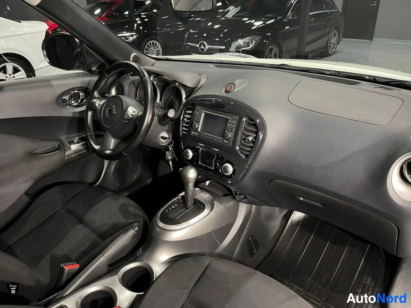 Valkoinen Nissan Juke 2011, ohjaamo, kuva 11