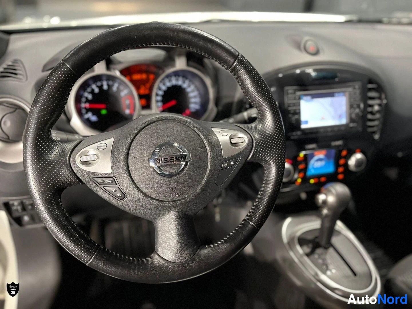 Valkoinen Nissan Juke 2011, ohjaamo, kuva 12