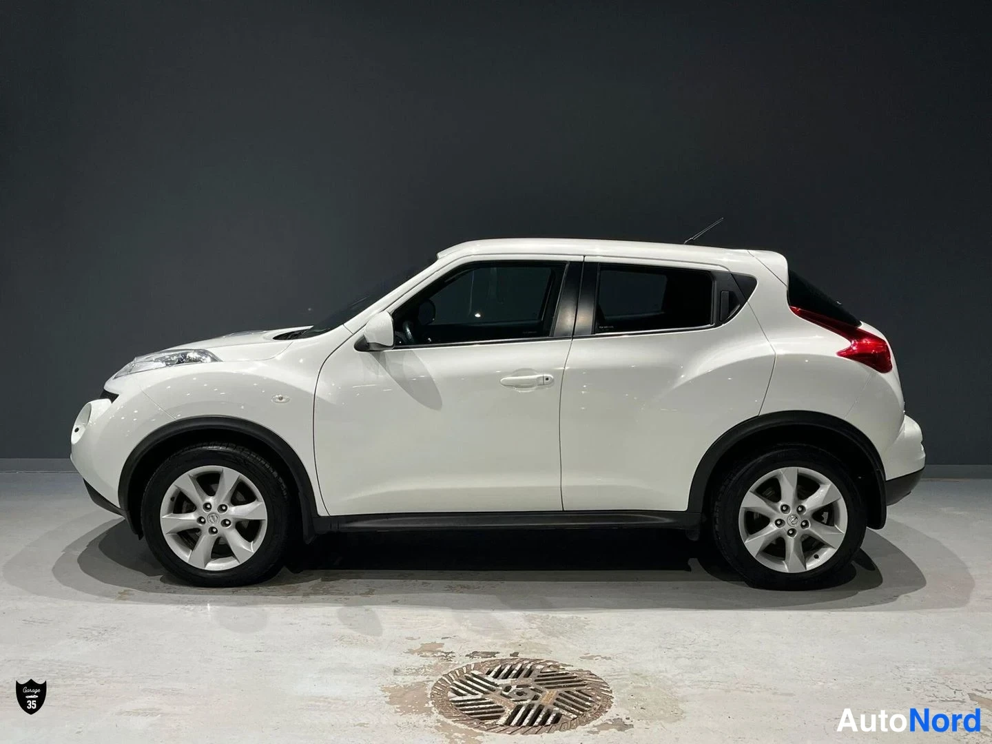 Valkoinen Nissan Juke 2011, sivulta, kuva 5