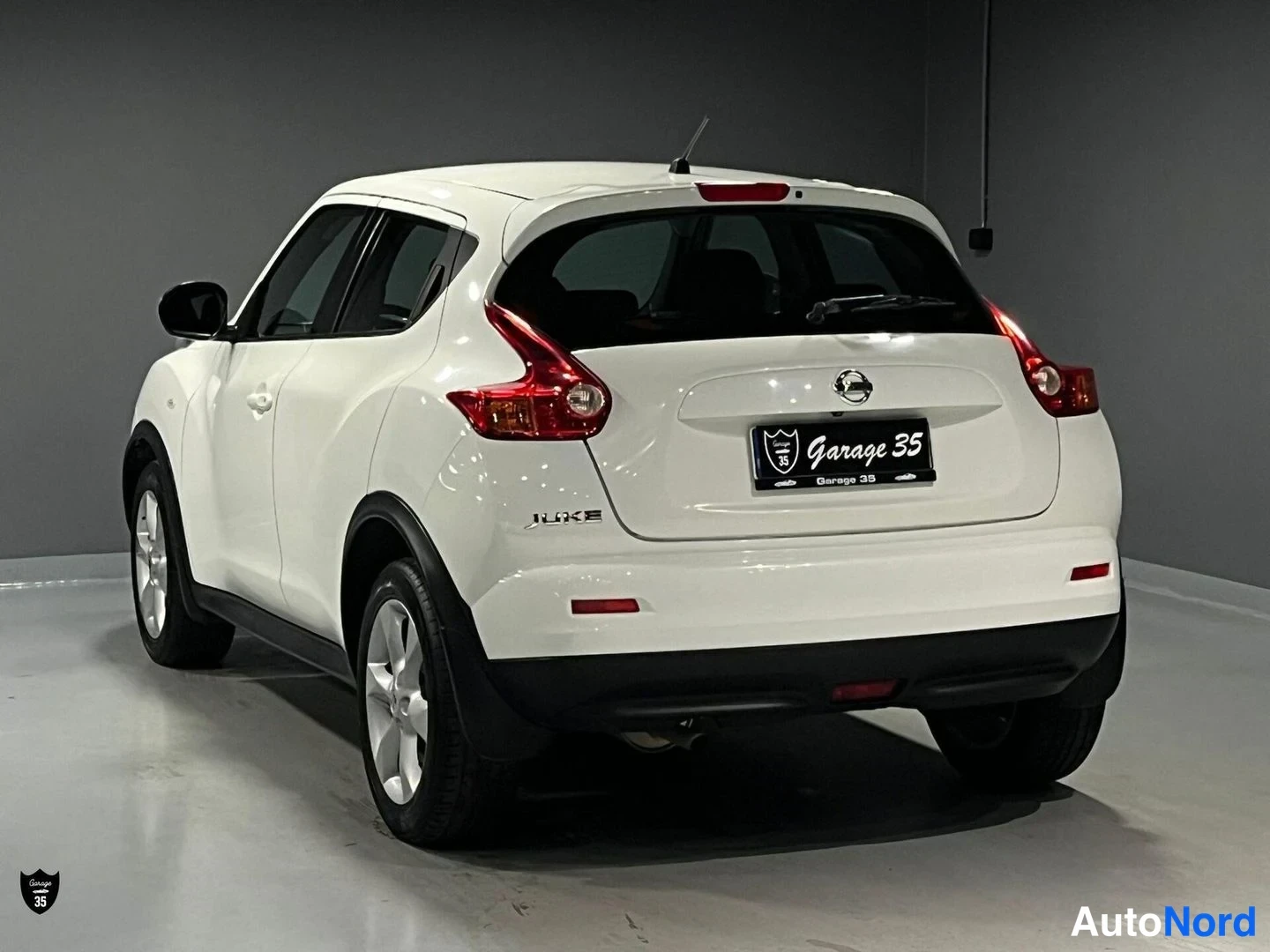 Valkoinen Nissan Juke 2011, takaviisto, kuva 6