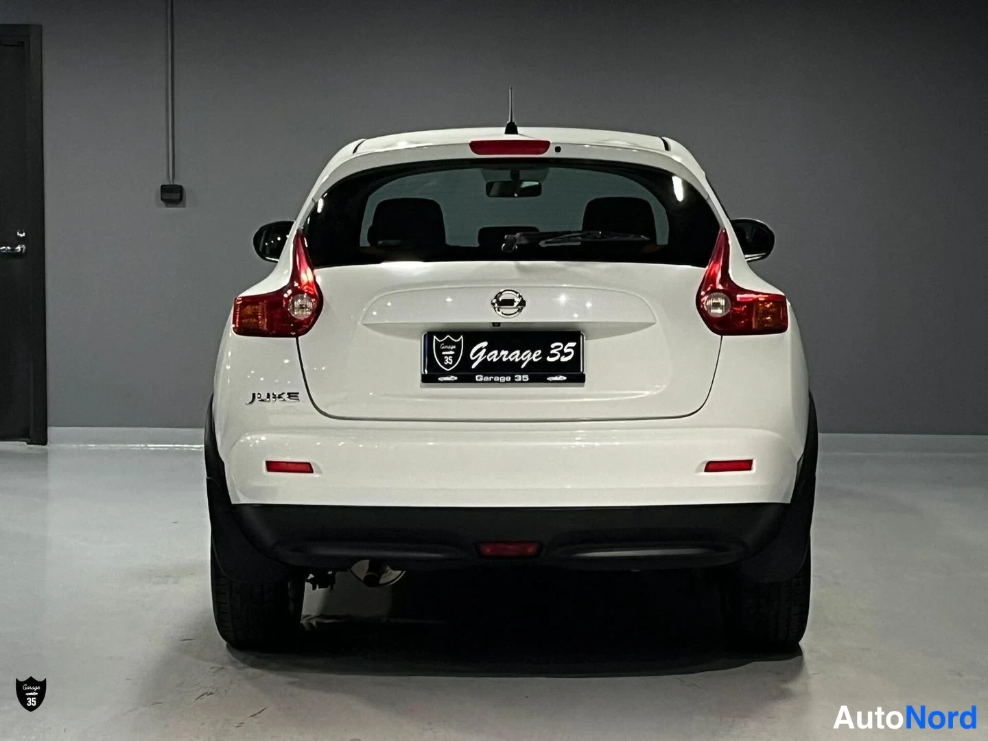 Valkoinen Nissan Juke 2011, takaa, kuva 8