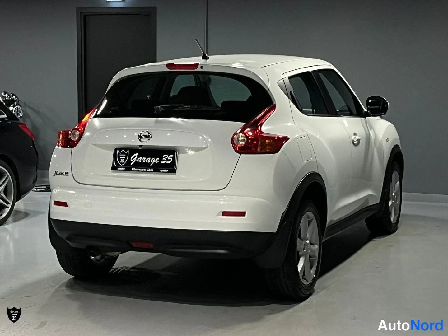 Valkoinen Nissan Juke 2011, takaviisto, kuva 7