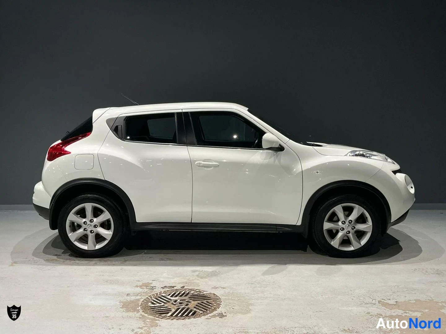 Valkoinen Nissan Juke 2011, sivulta, kuva 4