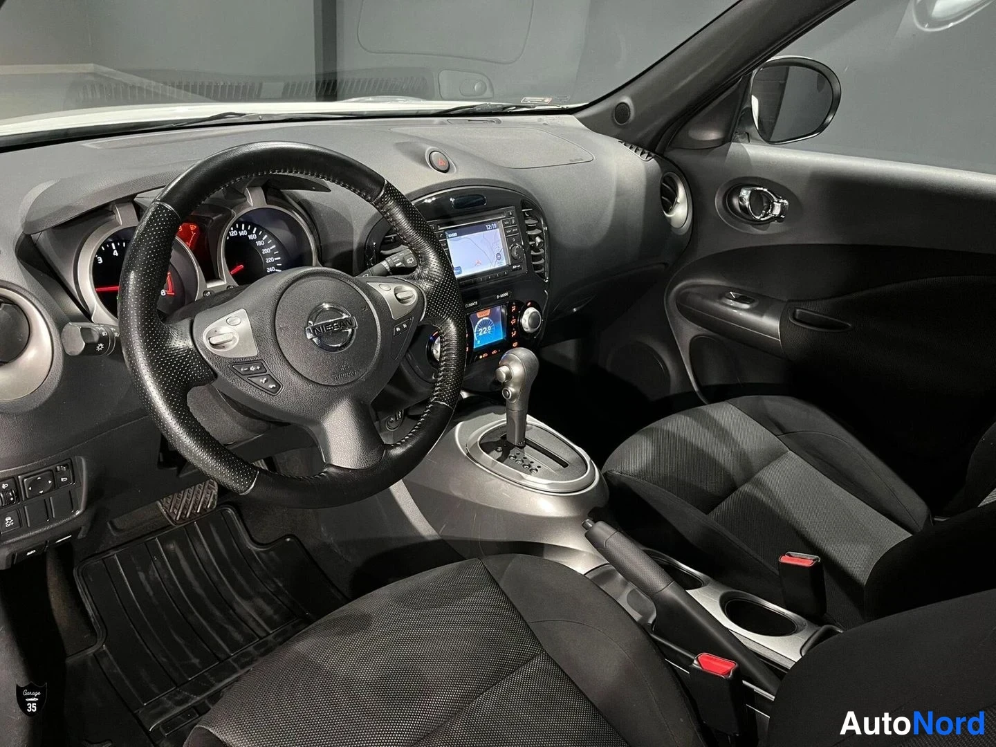 Valkoinen Nissan Juke 2011, ohjaamo, kuva 9
