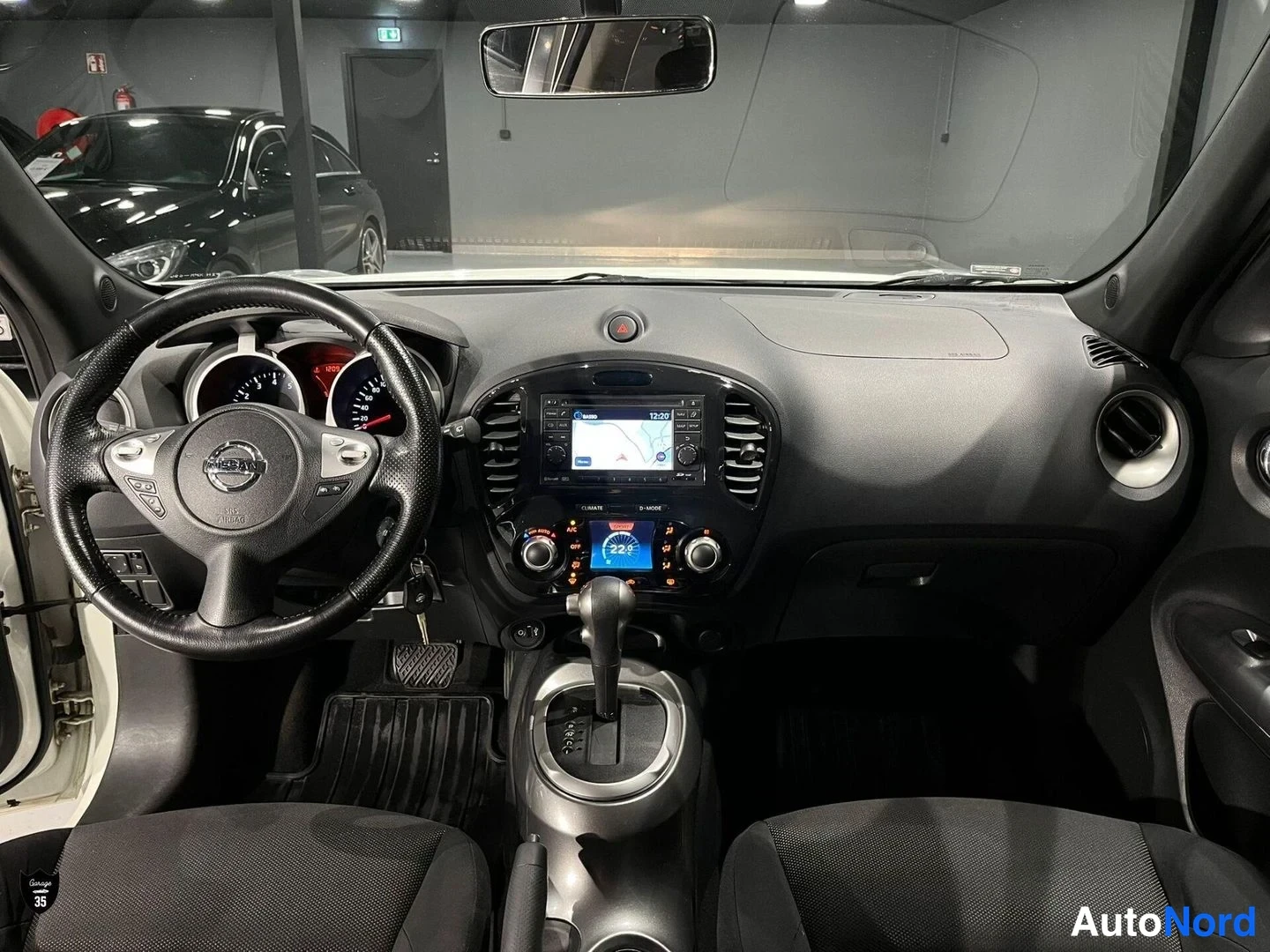 Valkoinen Nissan Juke 2011, ohjaamo, kuva 10