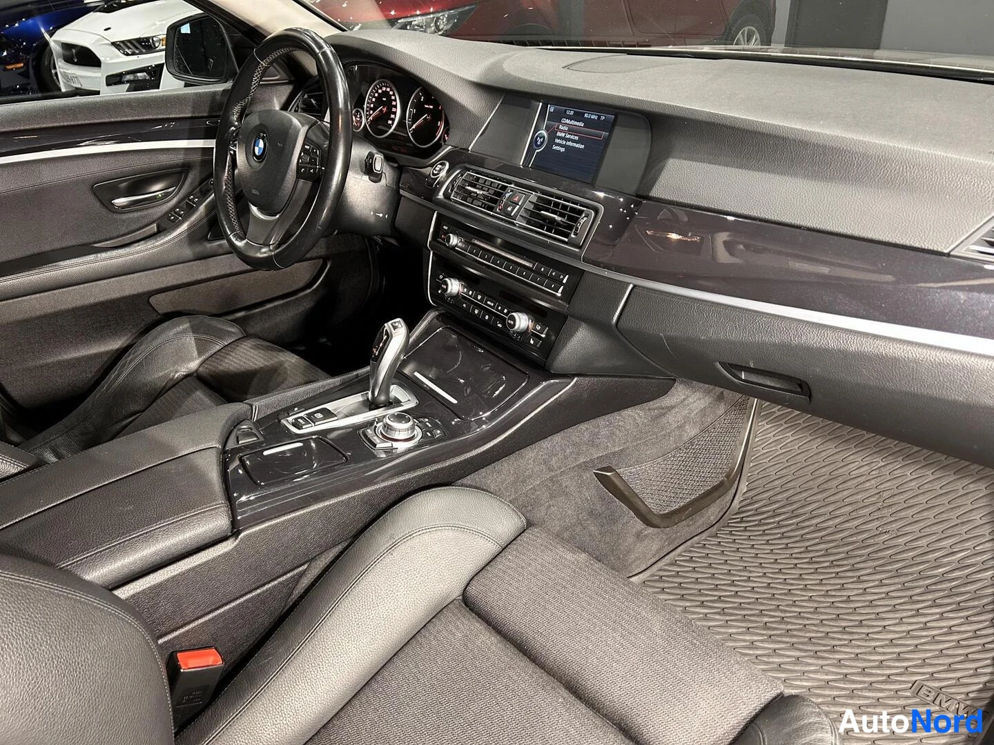 Beige BMW 520d 2011, ohjaamo, kuva 11