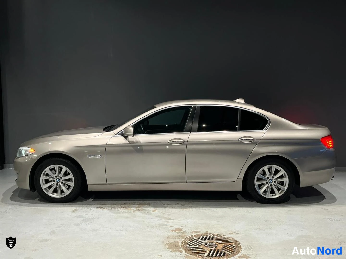 Beige BMW 520d 2011, sivulta, kuva 5