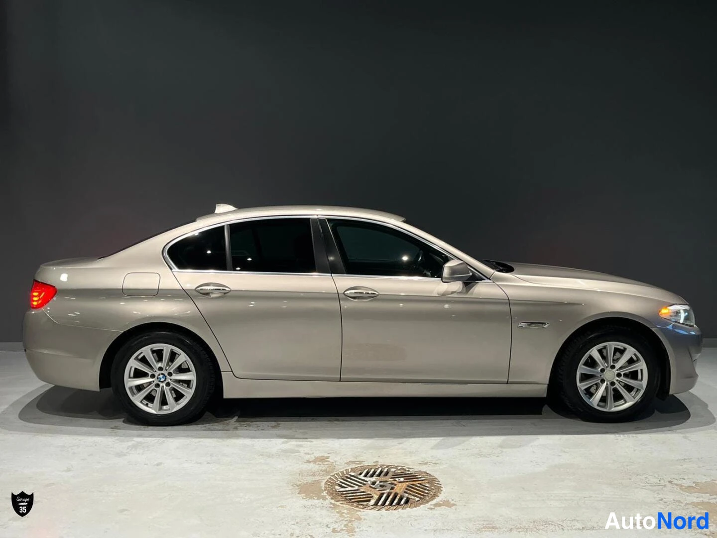 Beige BMW 520d 2011, sivulta, kuva 4