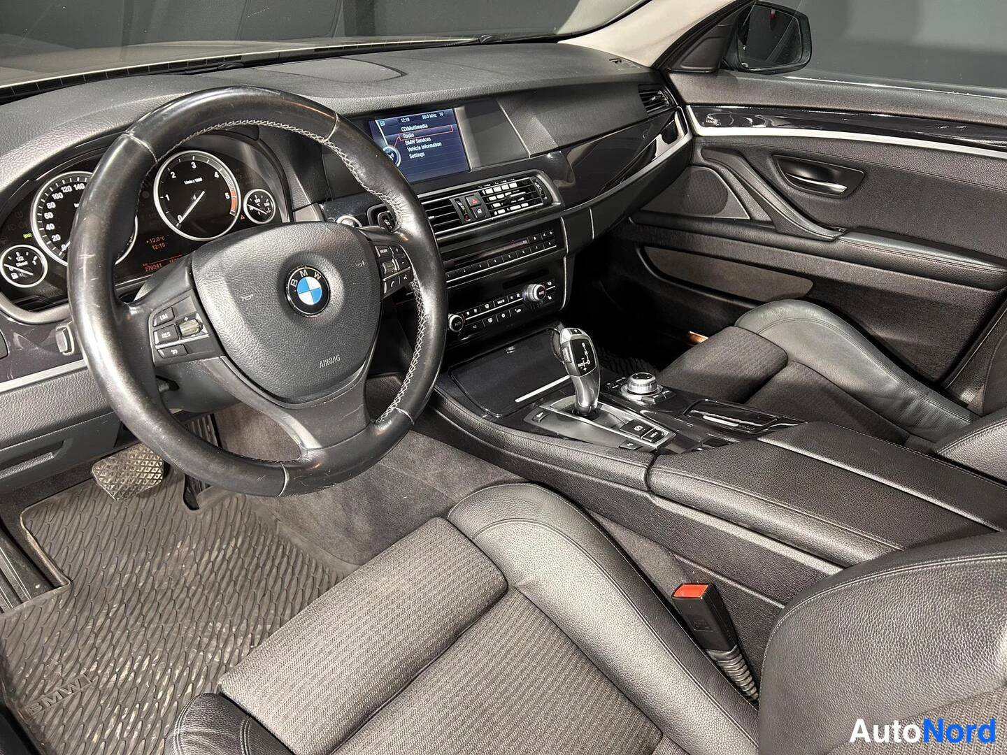 Beige BMW 520d 2011, ohjaamo, kuva 9