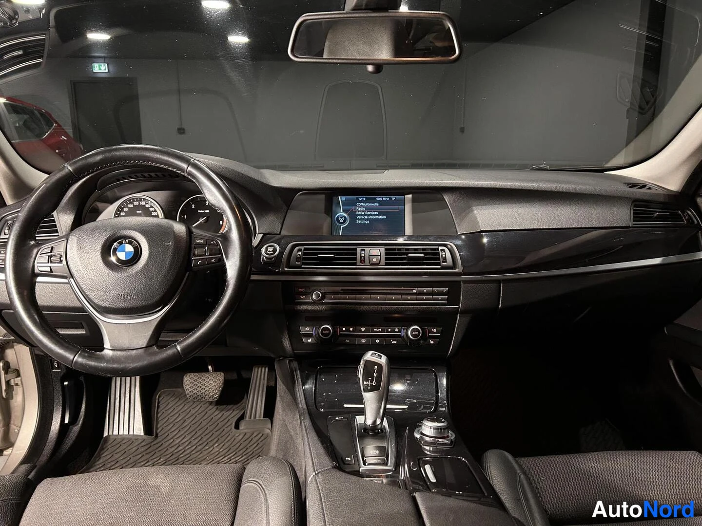 Beige BMW 520d 2011, ohjaamo, kuva 10