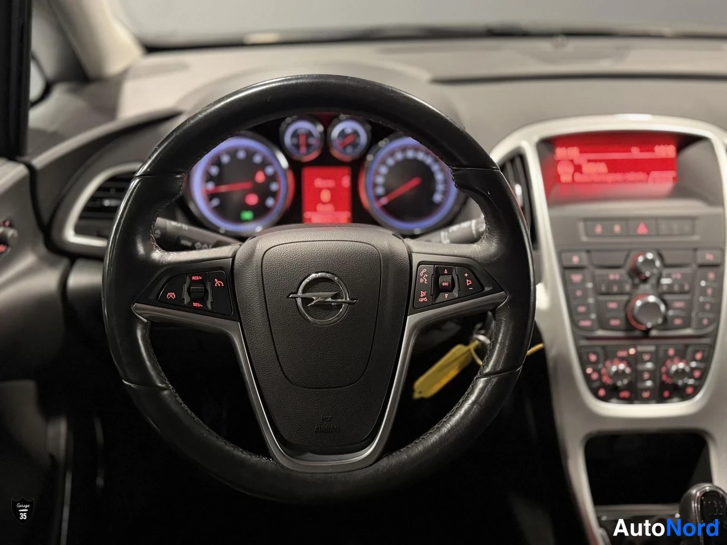 Violetti Opel Astra 2012, ohjaamo, kuva 12
