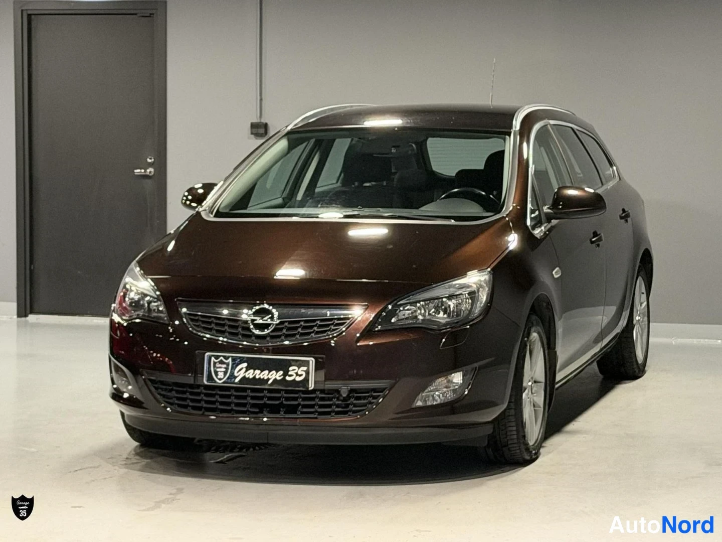 Violetti Opel Astra 2012, etuviisto, keula vasemmalle, kuva 2