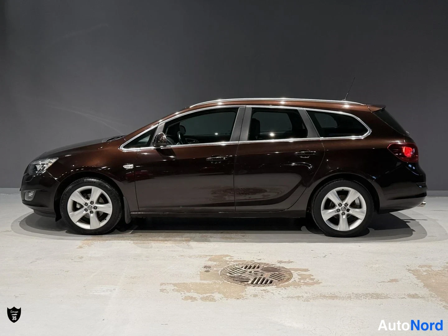 Violetti Opel Astra 2012, takaviisto, kuva 5