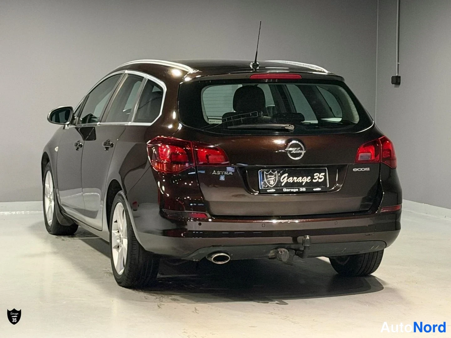 Violetti Opel Astra 2012, takaviisto, kuva 6