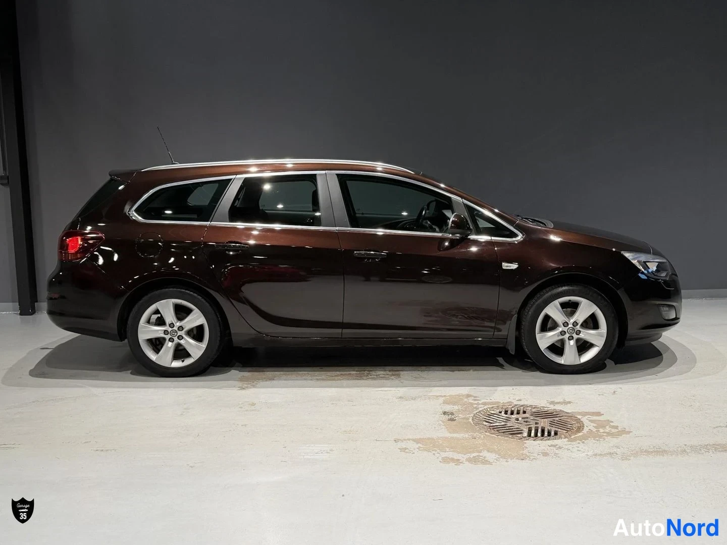 Violetti Opel Astra 2012, etuviisto, keula oikealle, kuva 3