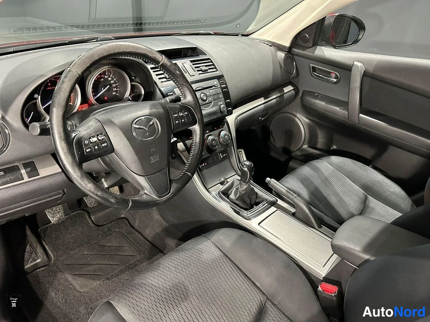 Punainen Mazda 6 2011, ohjaamo, kuva 9