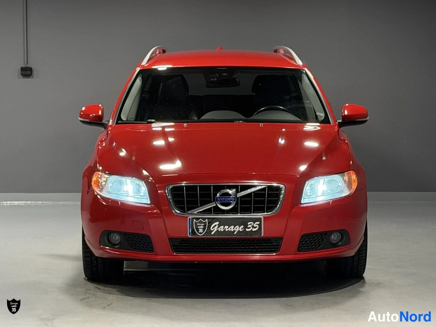 Punainen Volvo V70 2012, edestä, kuva 3