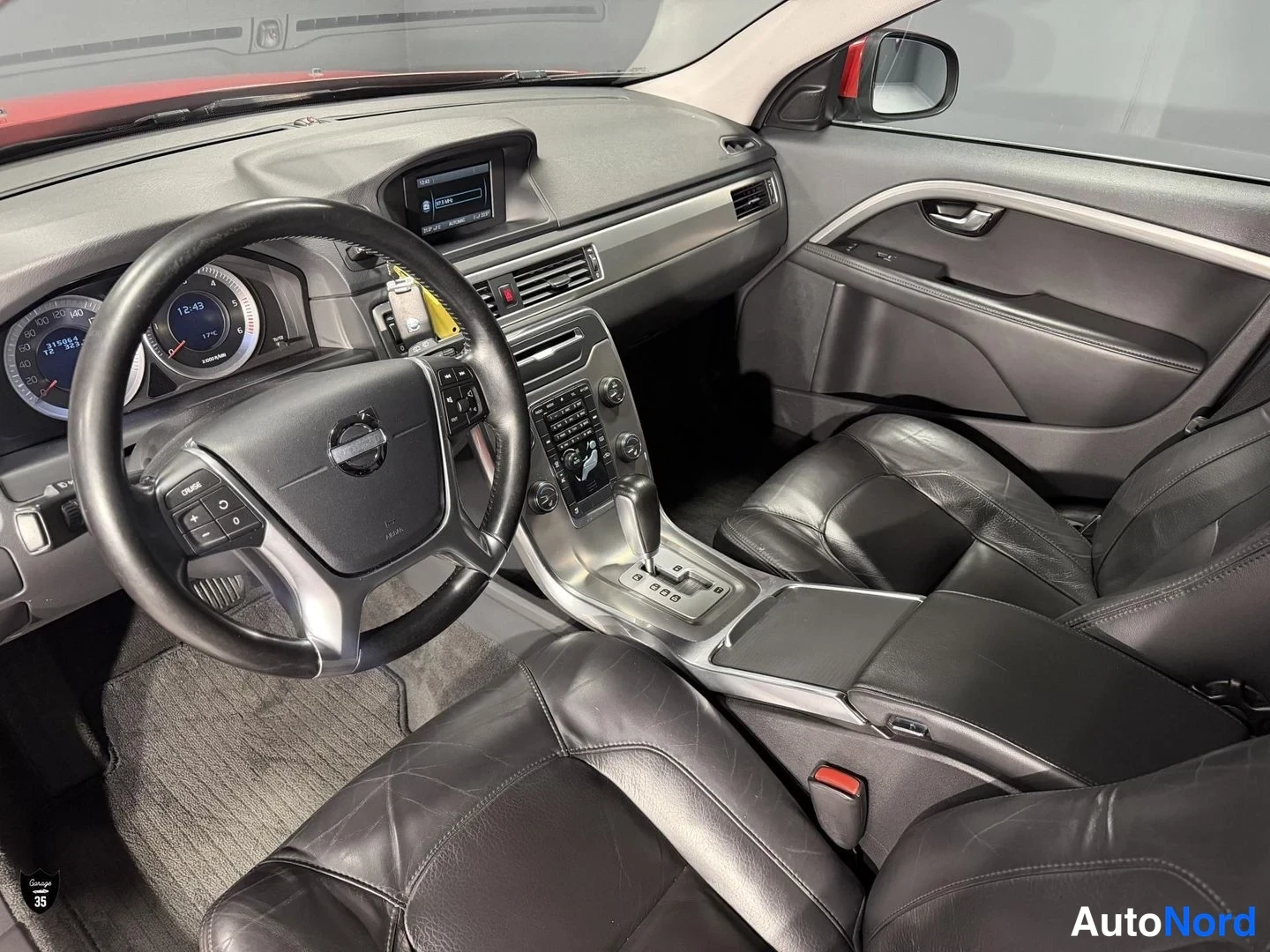Punainen Volvo V70 2012, ohjaamo, kuva 11