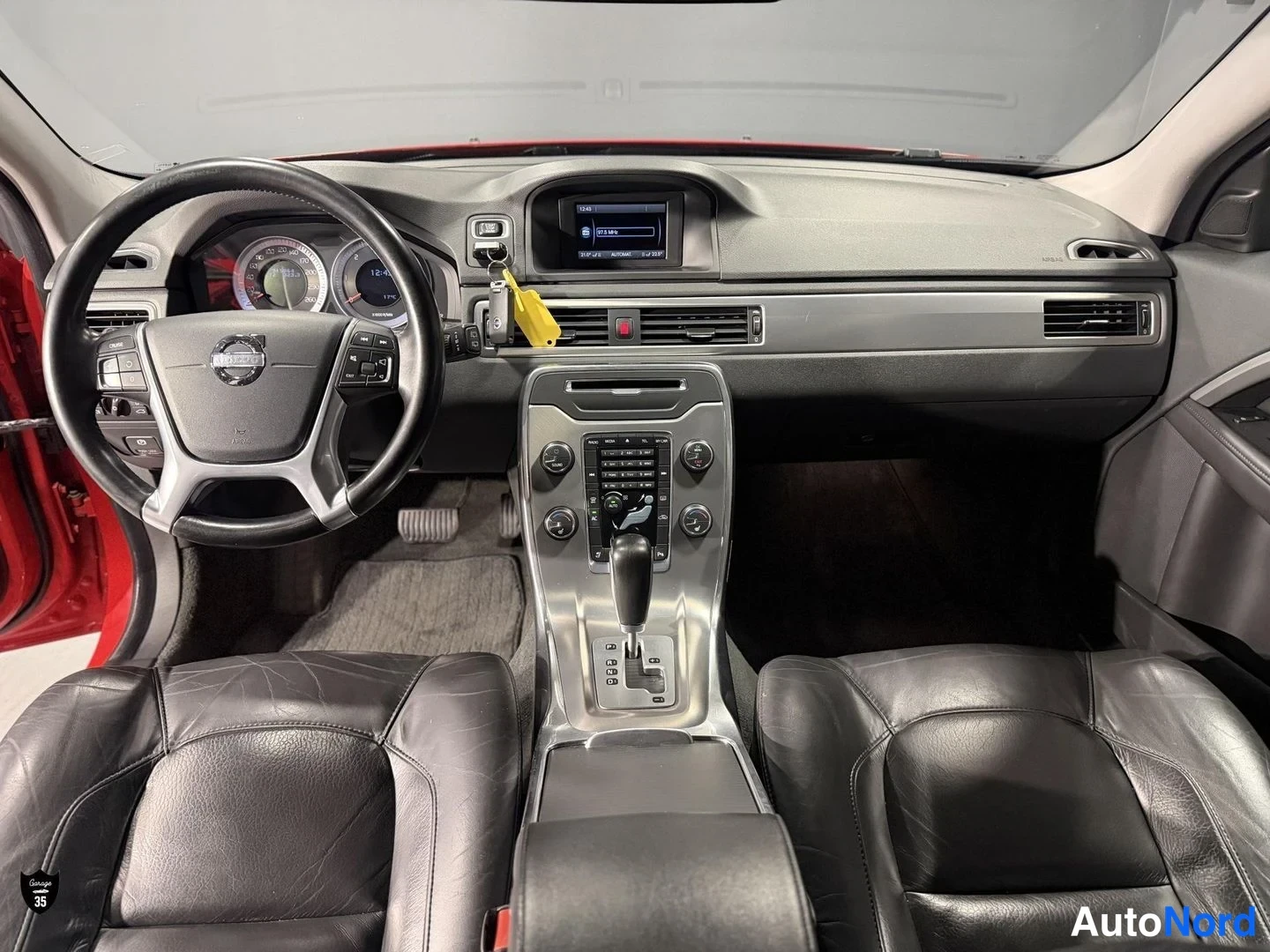 Punainen Volvo V70 2012, ohjaamo, kuva 12