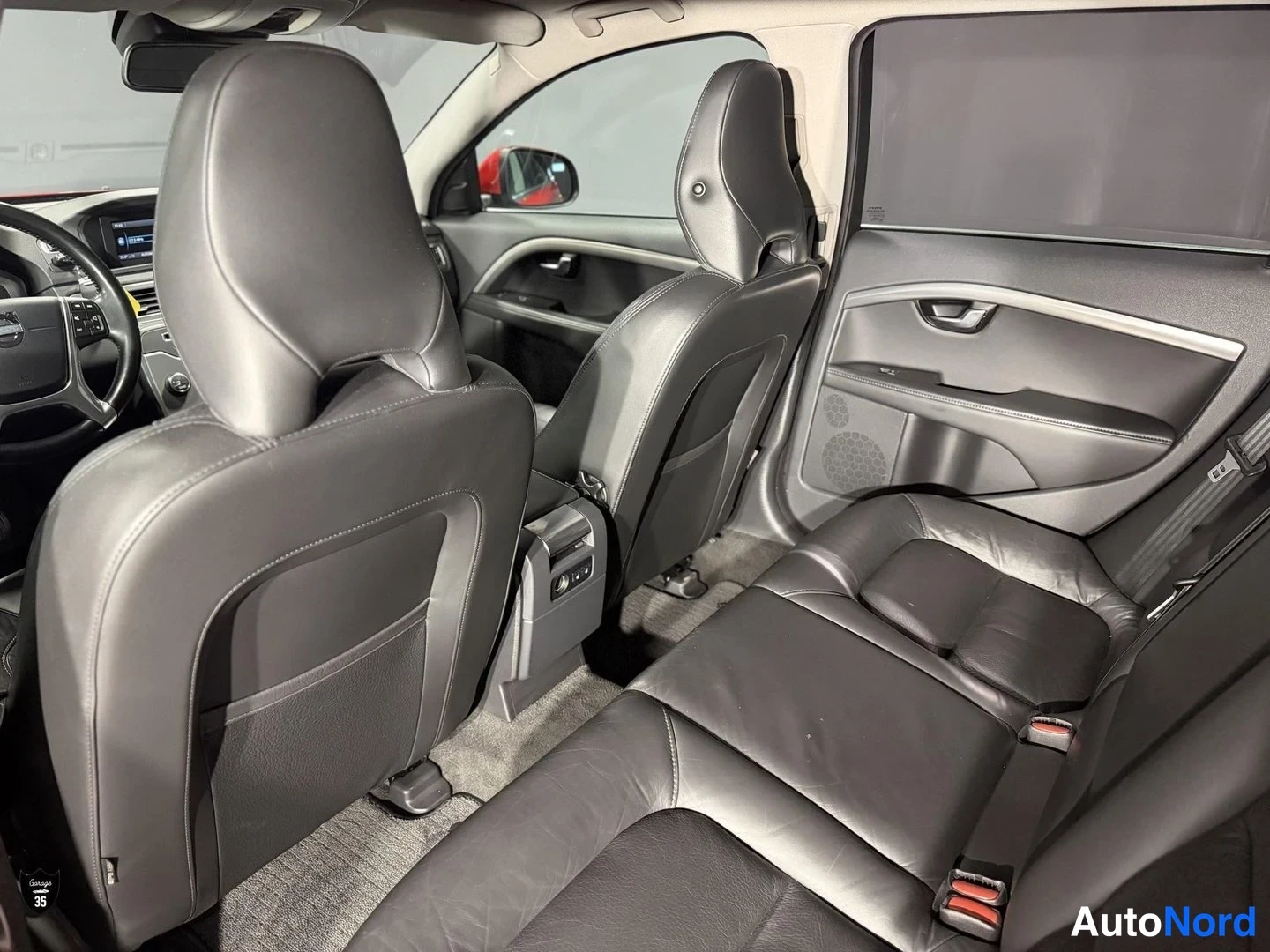 Punainen Volvo V70 2012, takaistuimet, kuva 14