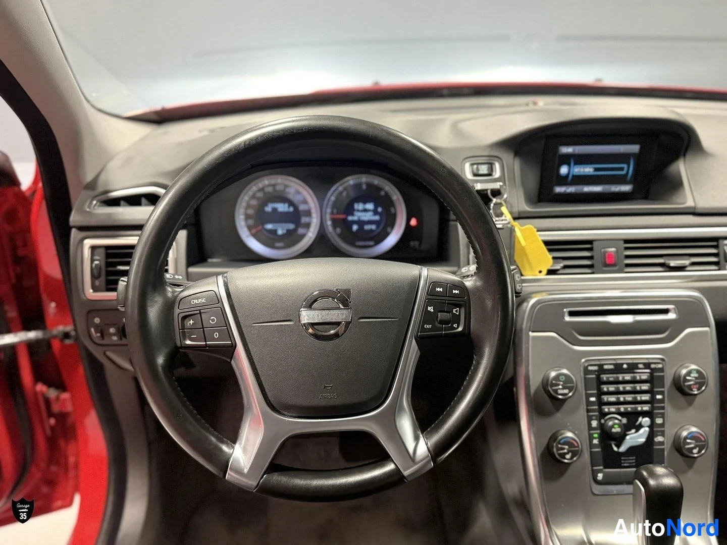 Punainen Volvo V70 2012, yksityiskohta, kuva 24