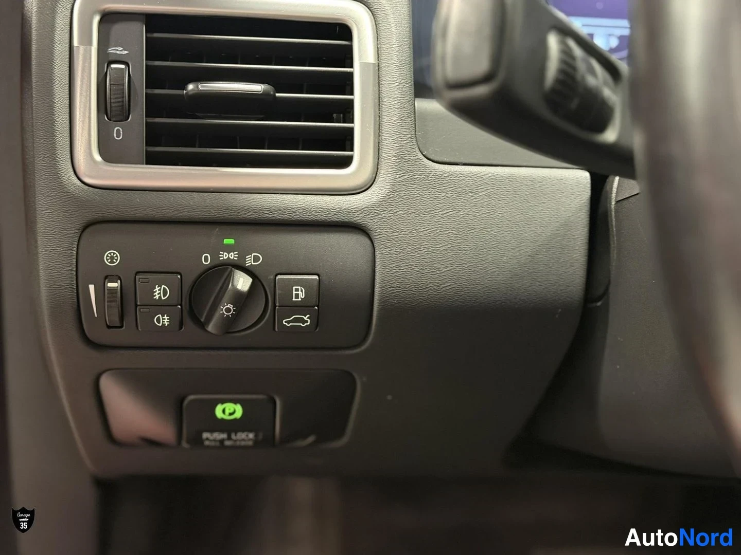 Punainen Volvo V70 2012, yksityiskohta, kuva 16