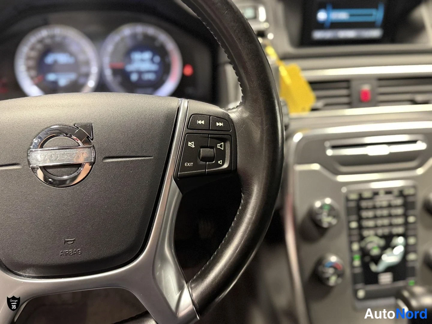 Punainen Volvo V70 2012, yksityiskohta, kuva 18