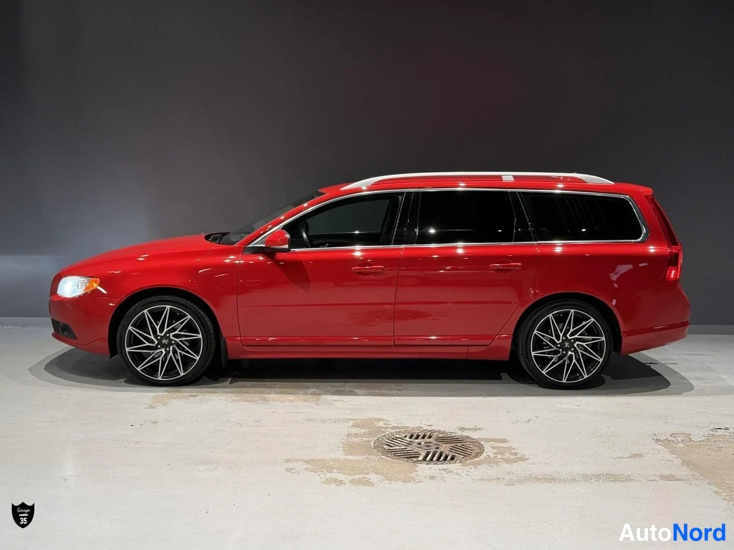 Punainen Volvo V70 2012, sivulta, kuva 5