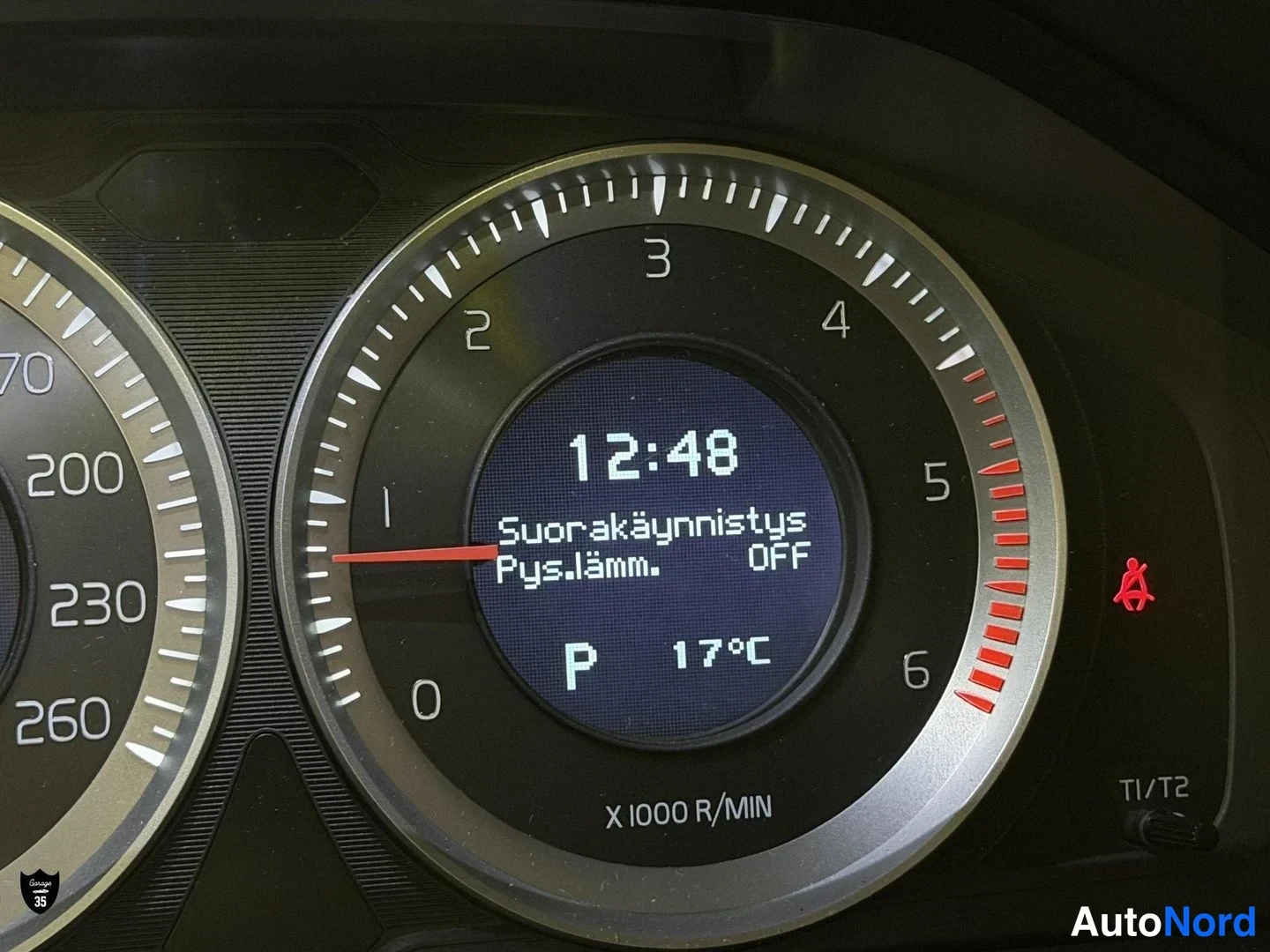 Punainen Volvo V70 2012, yksityiskohta, kuva 19