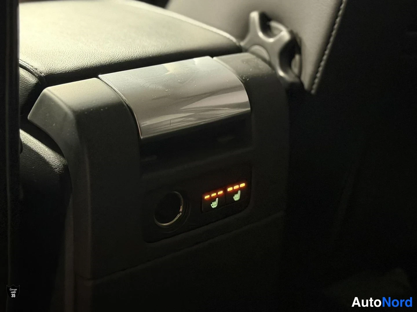 Punainen Volvo V70 2012, yksityiskohta, kuva 29