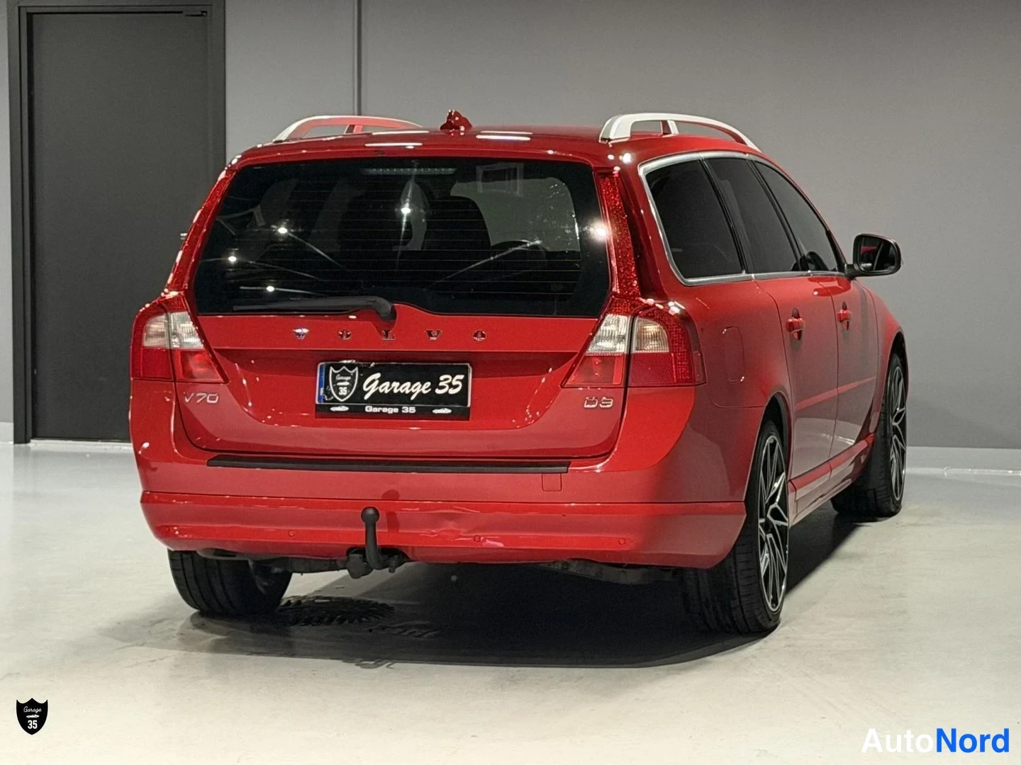 Punainen Volvo V70 2012, takaviisto, kuva 8