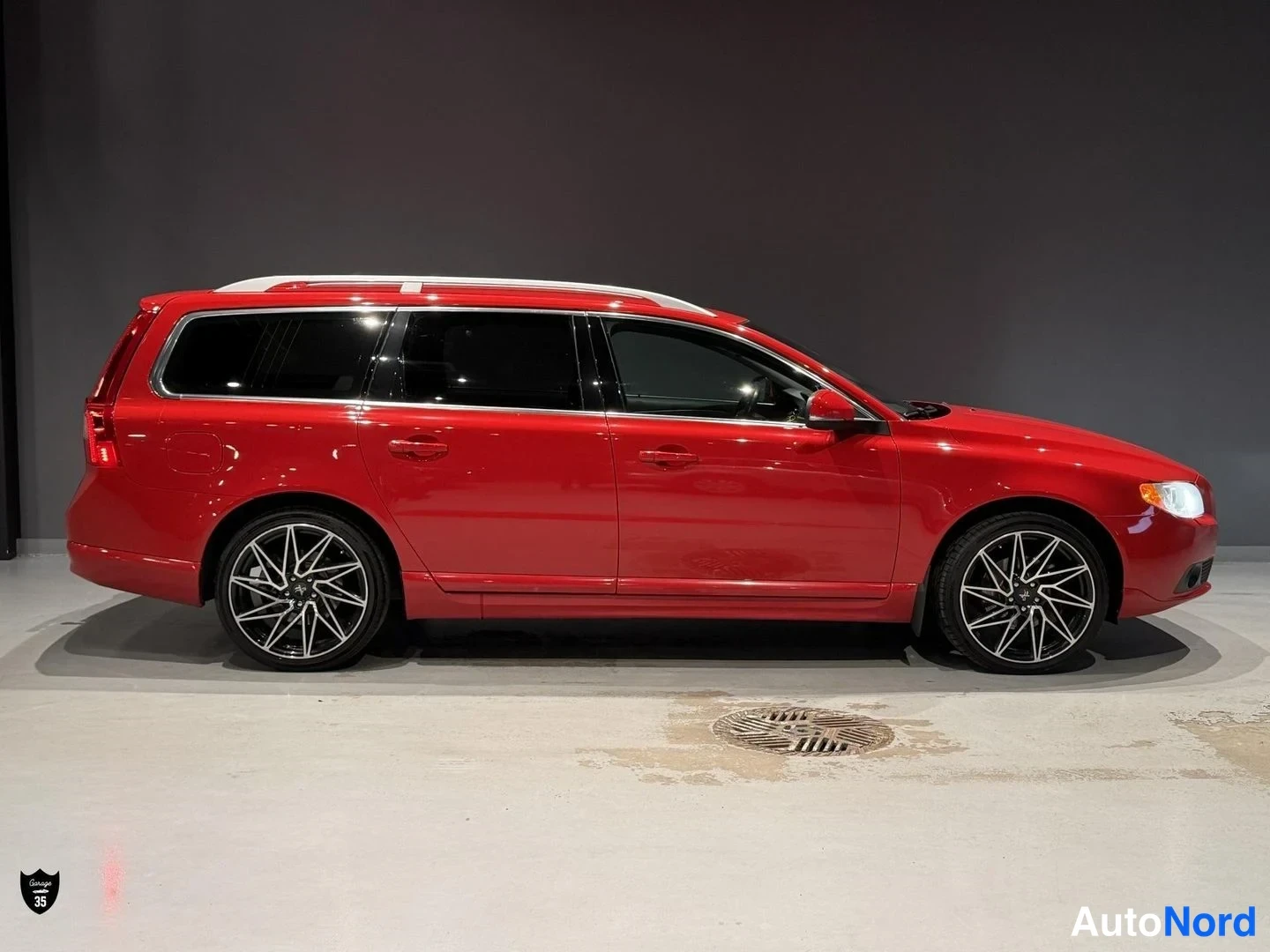 Punainen Volvo V70 2012, sivulta, kuva 4
