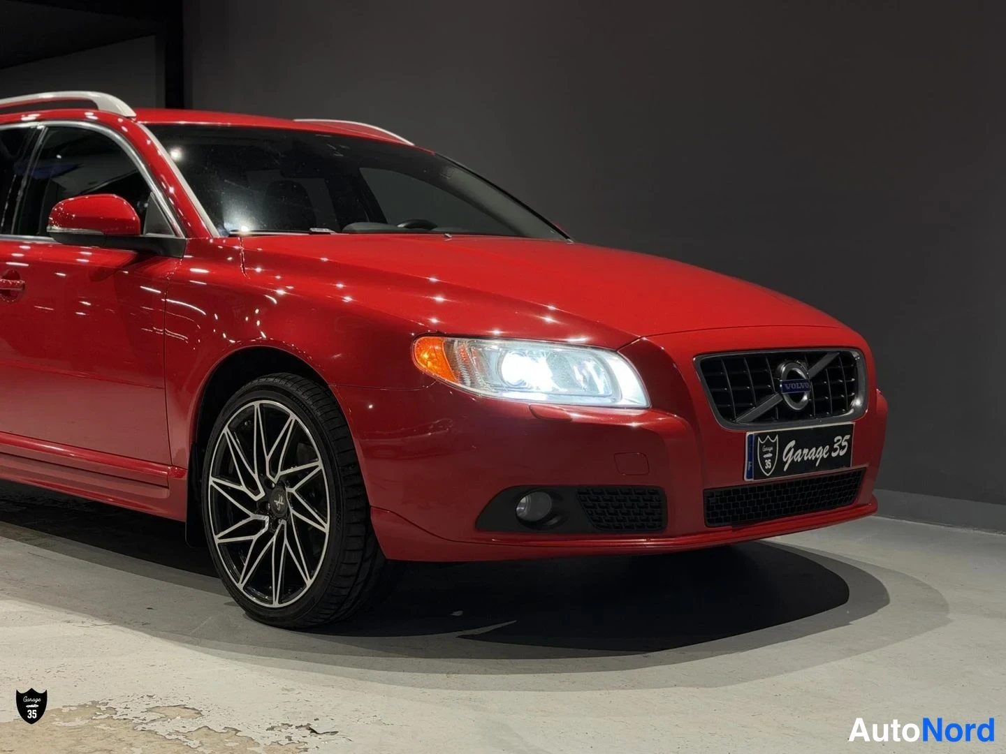 Punainen Volvo V70 2012, etuviisto, keula oikealle, kuva 2