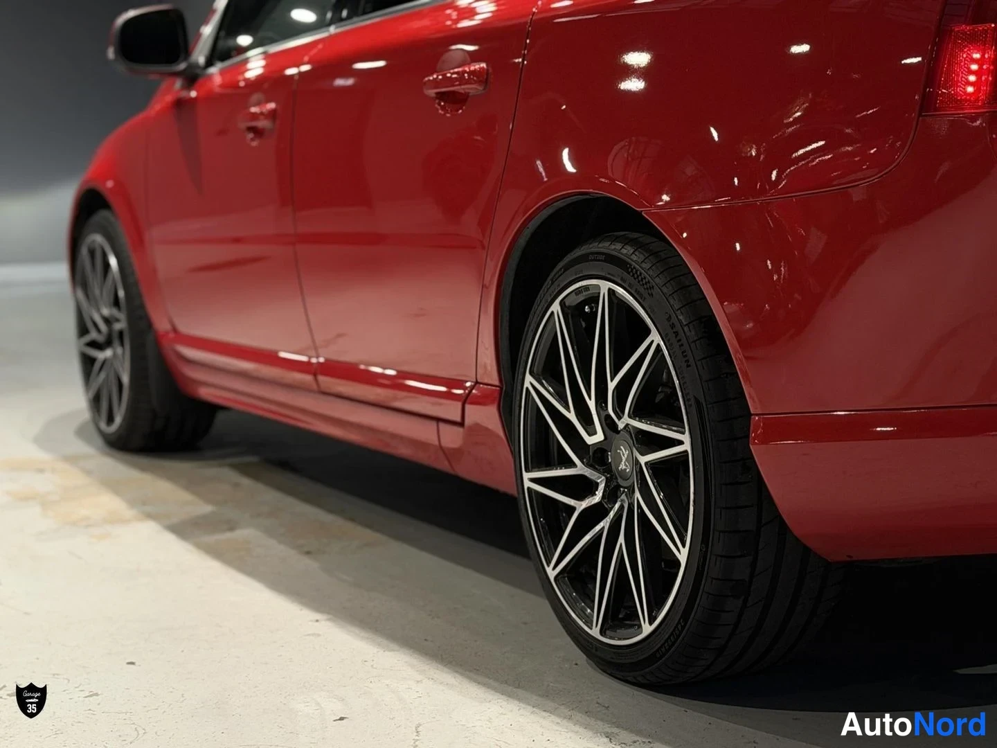 Punainen Volvo V70 2012, sivulta, kuva 6