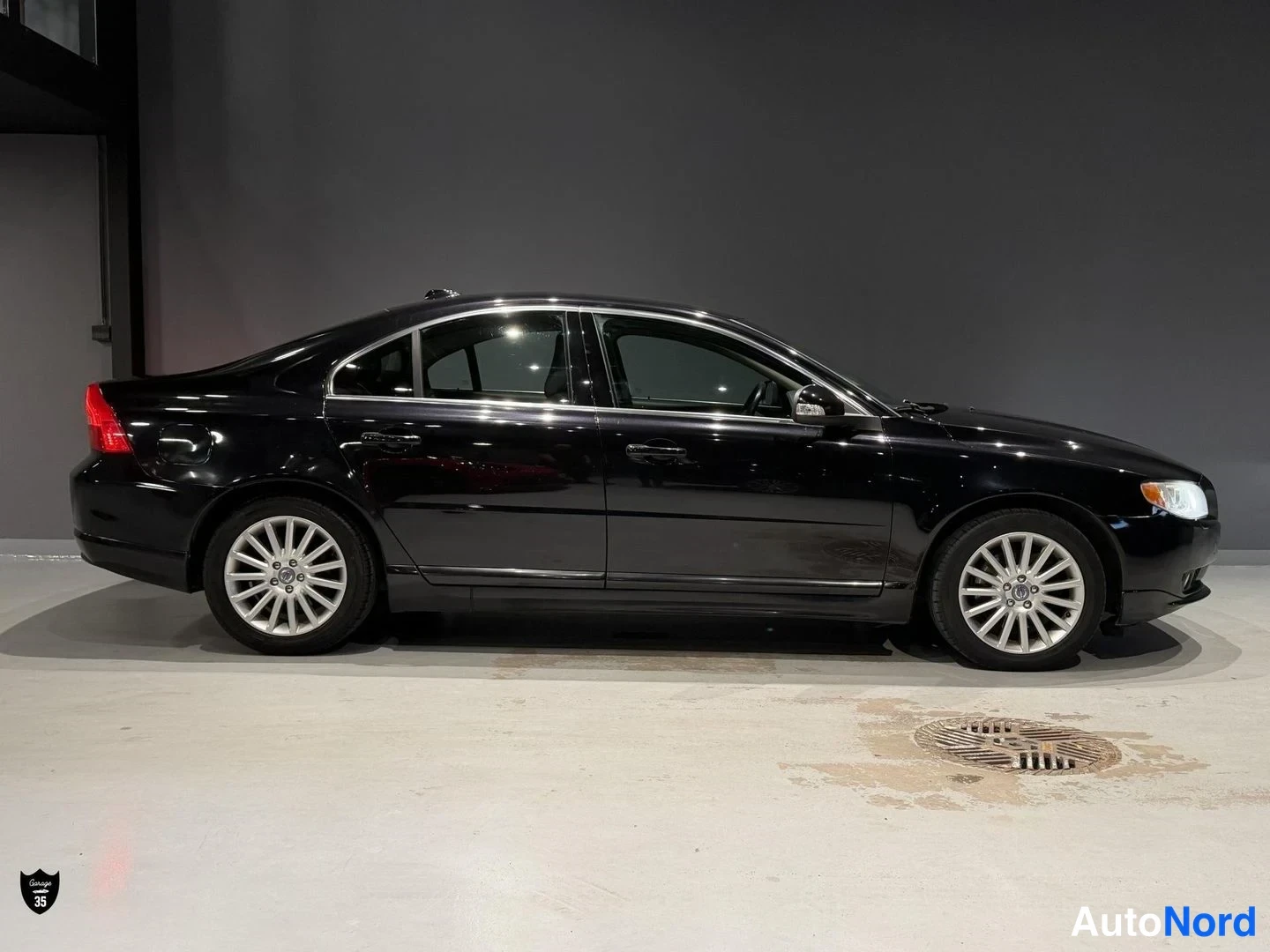Musta Volvo S80 2008, etuviisto, keula oikealle, kuva 2