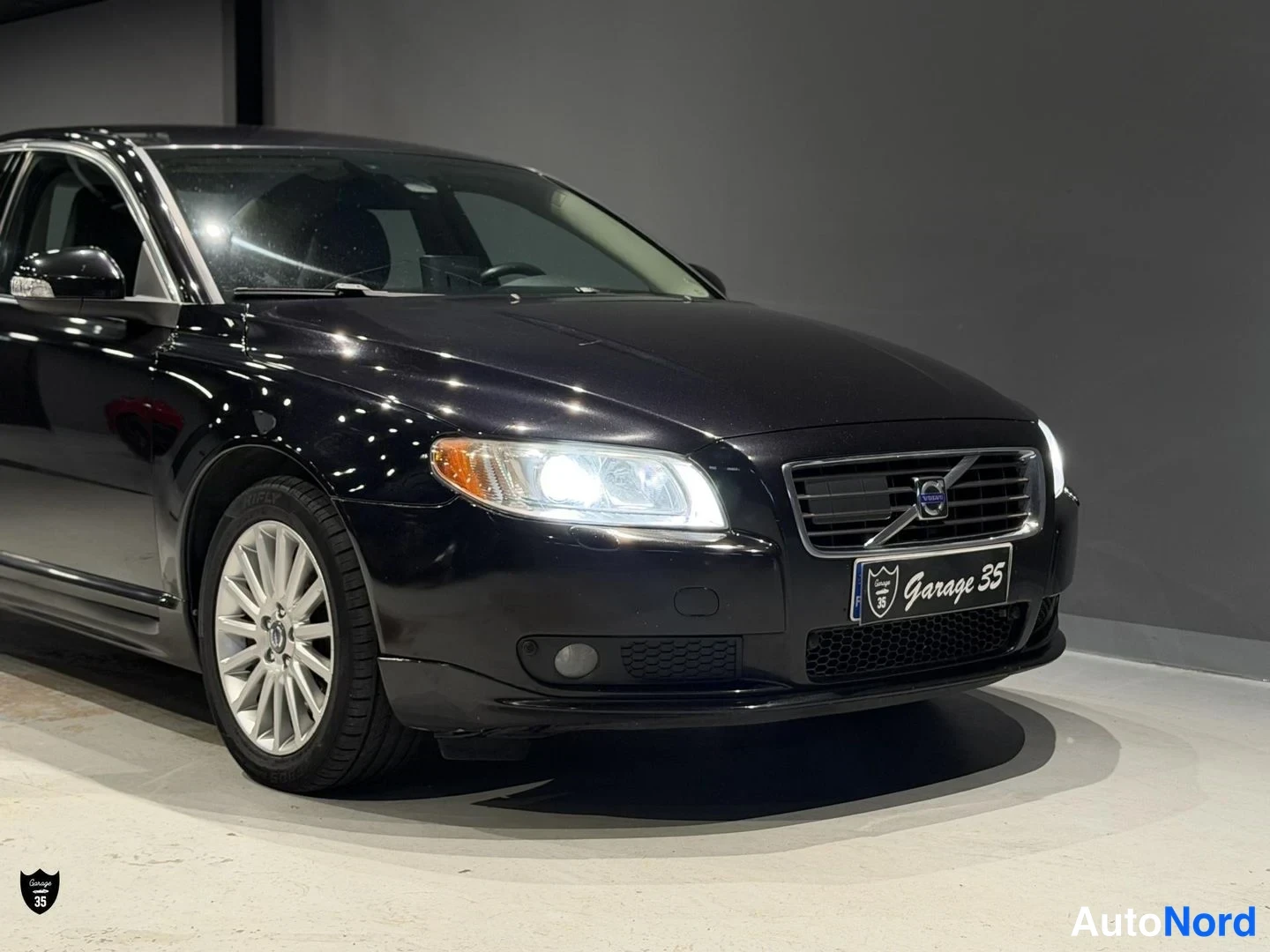Musta Volvo S80 2008, etuviisto, keula oikealle, kuva 3